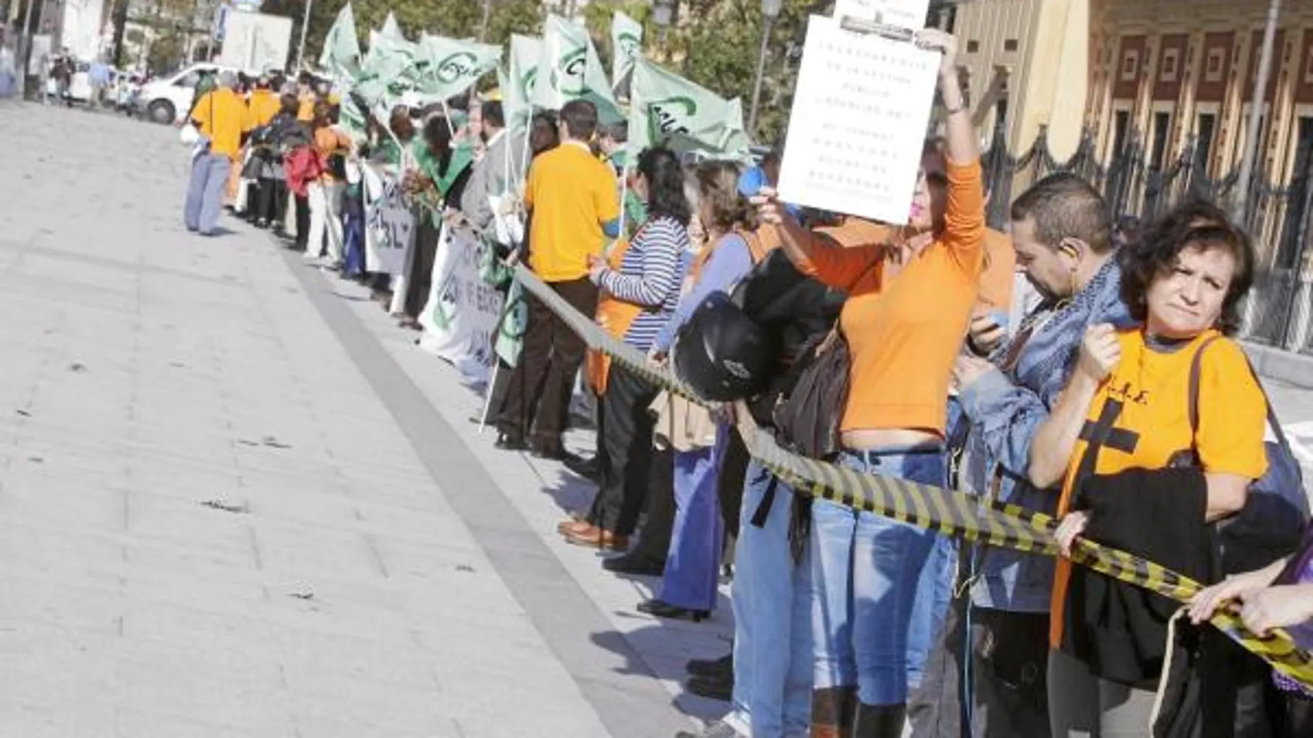 Empleados públicos convocados por el sindicato CSIF formaron ayer una cadena humana en el Palacio de San Telmo