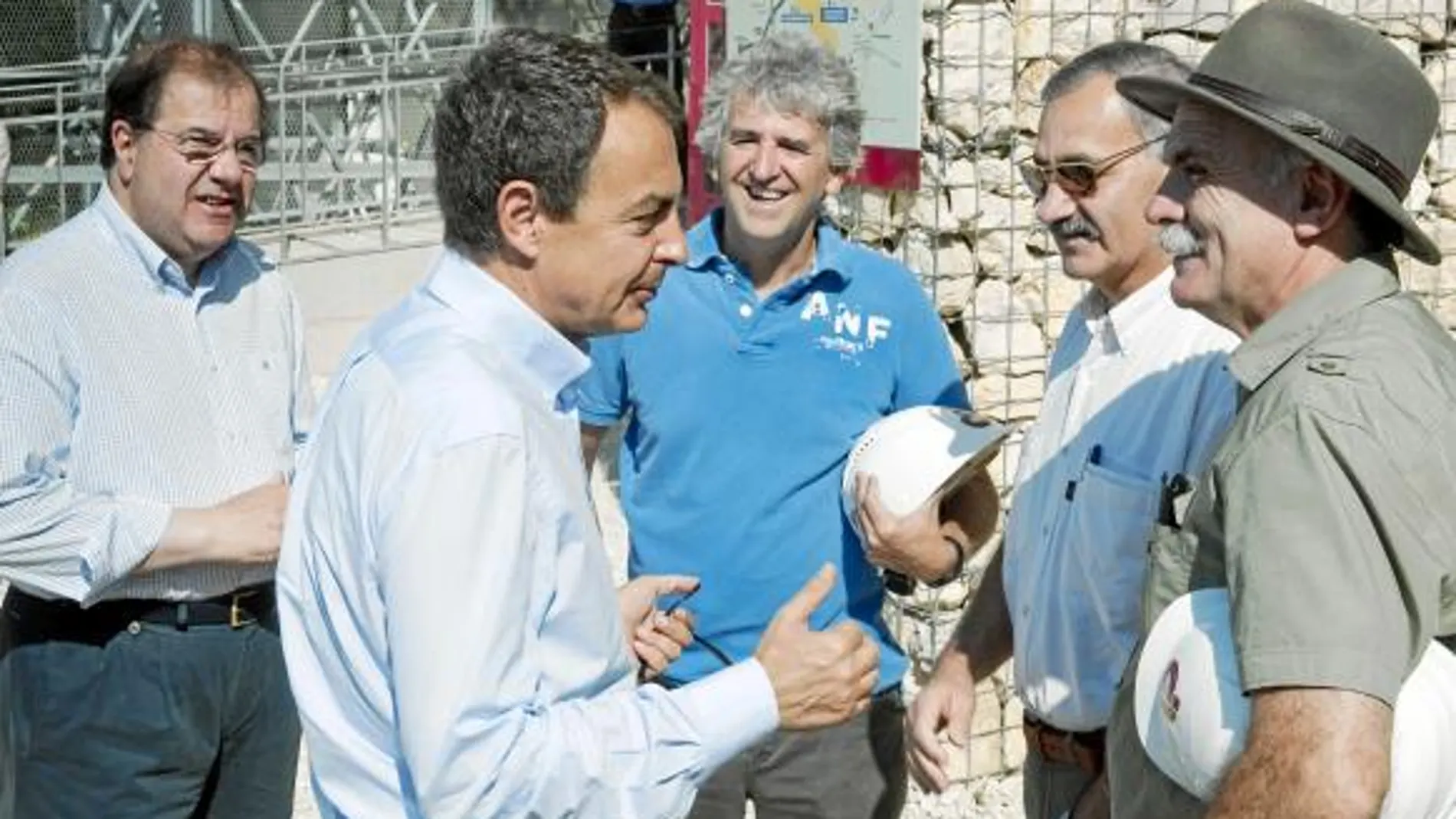 Rodríguez Zapatero y Herrera dialogan con los tres codirectores de Atapuerca