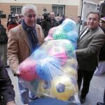 gnacio Zoido participaron ayer en una entrega de juguetes promovida por Nuevas Generaciones del PP