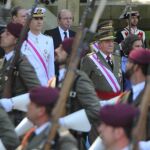 Don Juan Carlos y Don Felipe, en el desfile de las Fuerzas Armadas de 2014