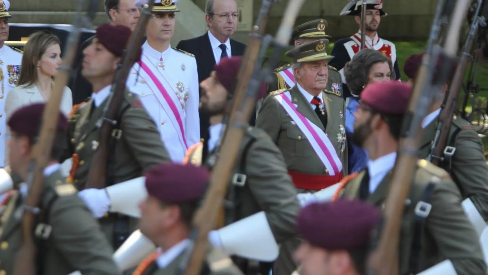Don Juan Carlos y Don Felipe, en el desfile de las Fuerzas Armadas de 2014