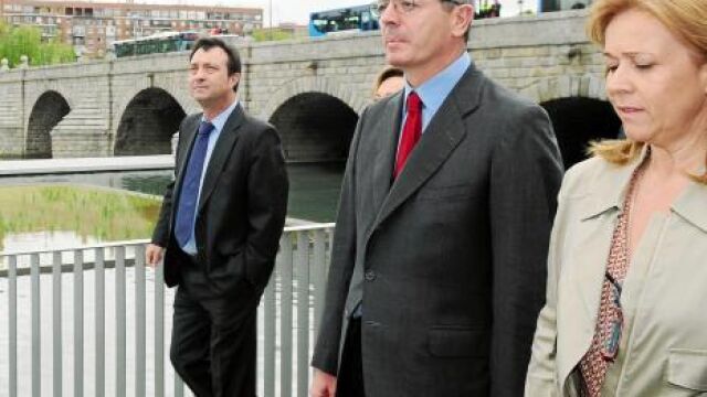 El alcalde de Madrid, Alberto Ruiz-Gallardón, inauguró ayer los estanques junto al puente de Segovia y el parque hasta la pasarela en «Y»