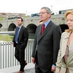 El alcalde de Madrid, Alberto Ruiz-Gallardón, inauguró ayer los estanques junto al puente de Segovia y el parque hasta la pasarela en «Y»