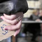 Una mujer aguarda en la cola para recibir un paquete del Banco de Alimentos