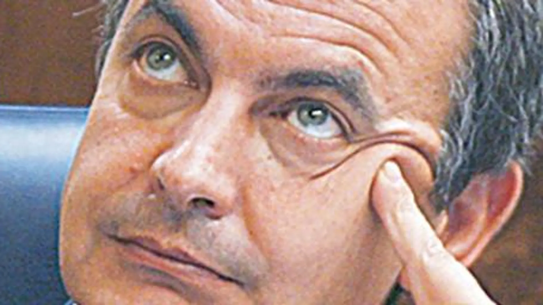 Zapatero mantiene abierta la puerta a una subida de impuestos para atajar el déficit