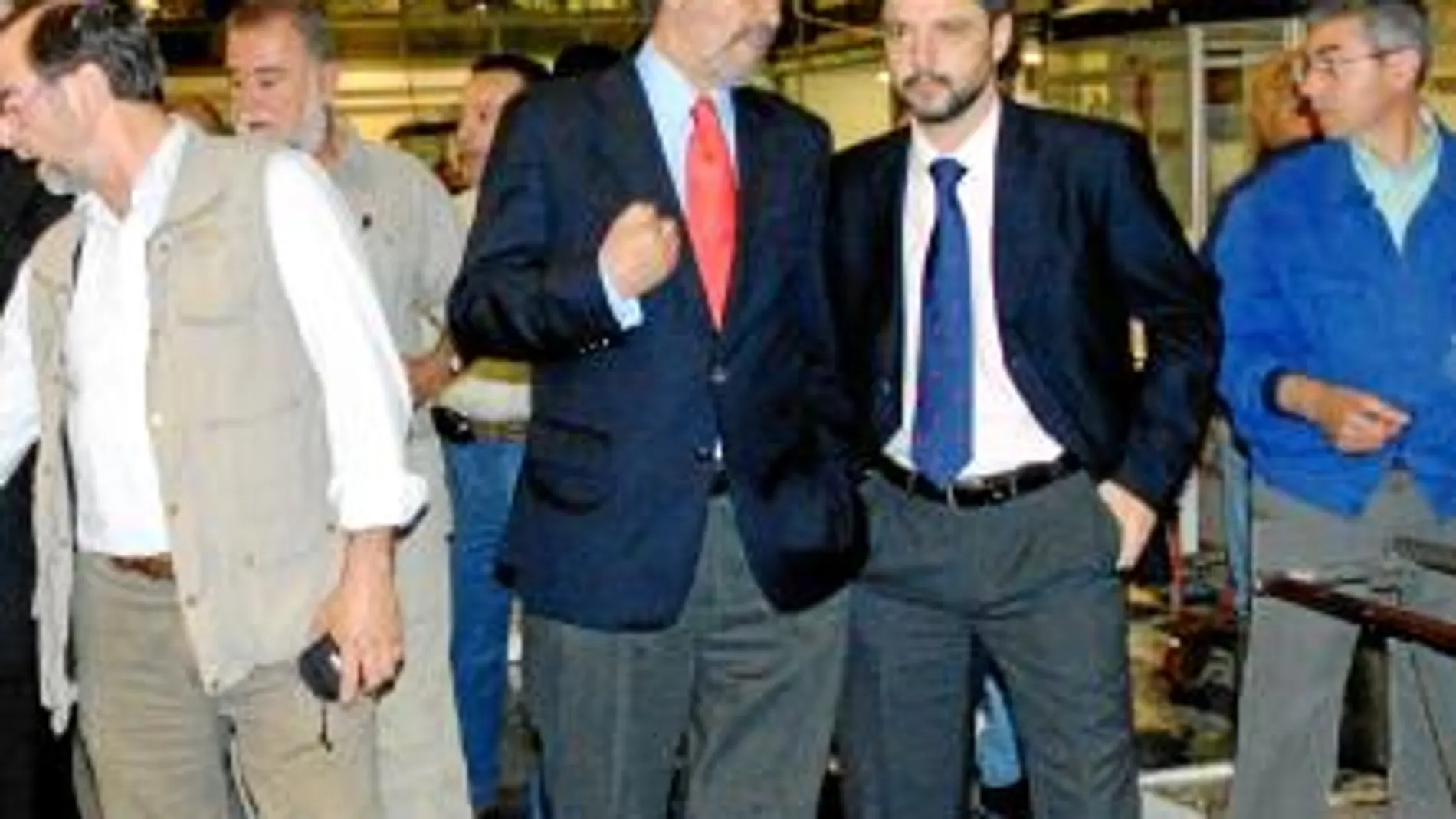 Fernando Mellet y Gonzalo Crespo, entre otros, con Antonio Rodrigo Torrijos en segundo término, en una visita al mercado central