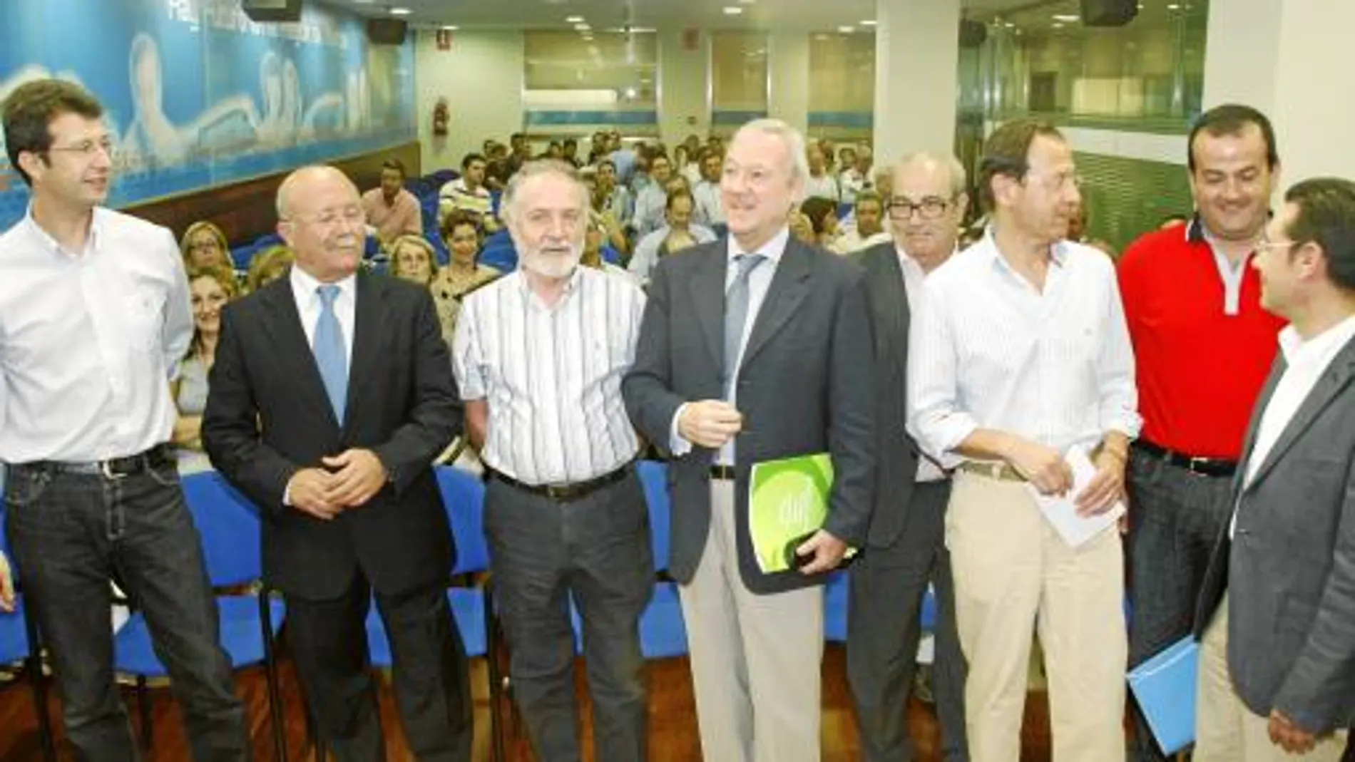 Ruiz, Sánchez Carrillo, Celdrán, Valcárcel, Pacheco y Cámara, antes de la reunión de la Comisión Ejecutiva