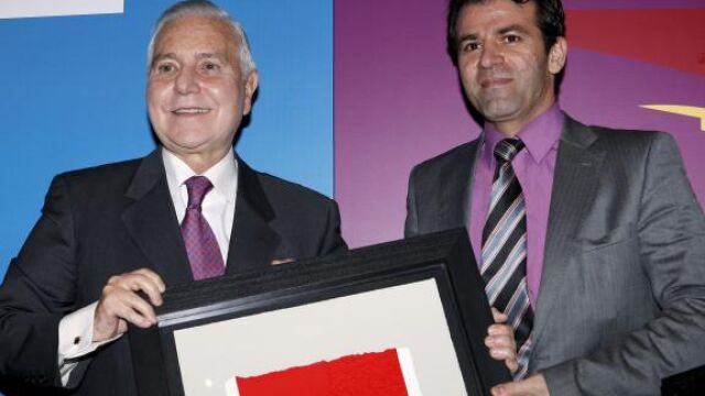 Mohammad Mostafaeí (d), el que fuera abogado de Sakineh Asthiani, la iraní condenada a muerte por lapidación, recoge de manos del presidente del Consejo General del Poder Judicial (CGPJ), Carlos Dívar, el Premio de Derechos Humanos del Consejo General de