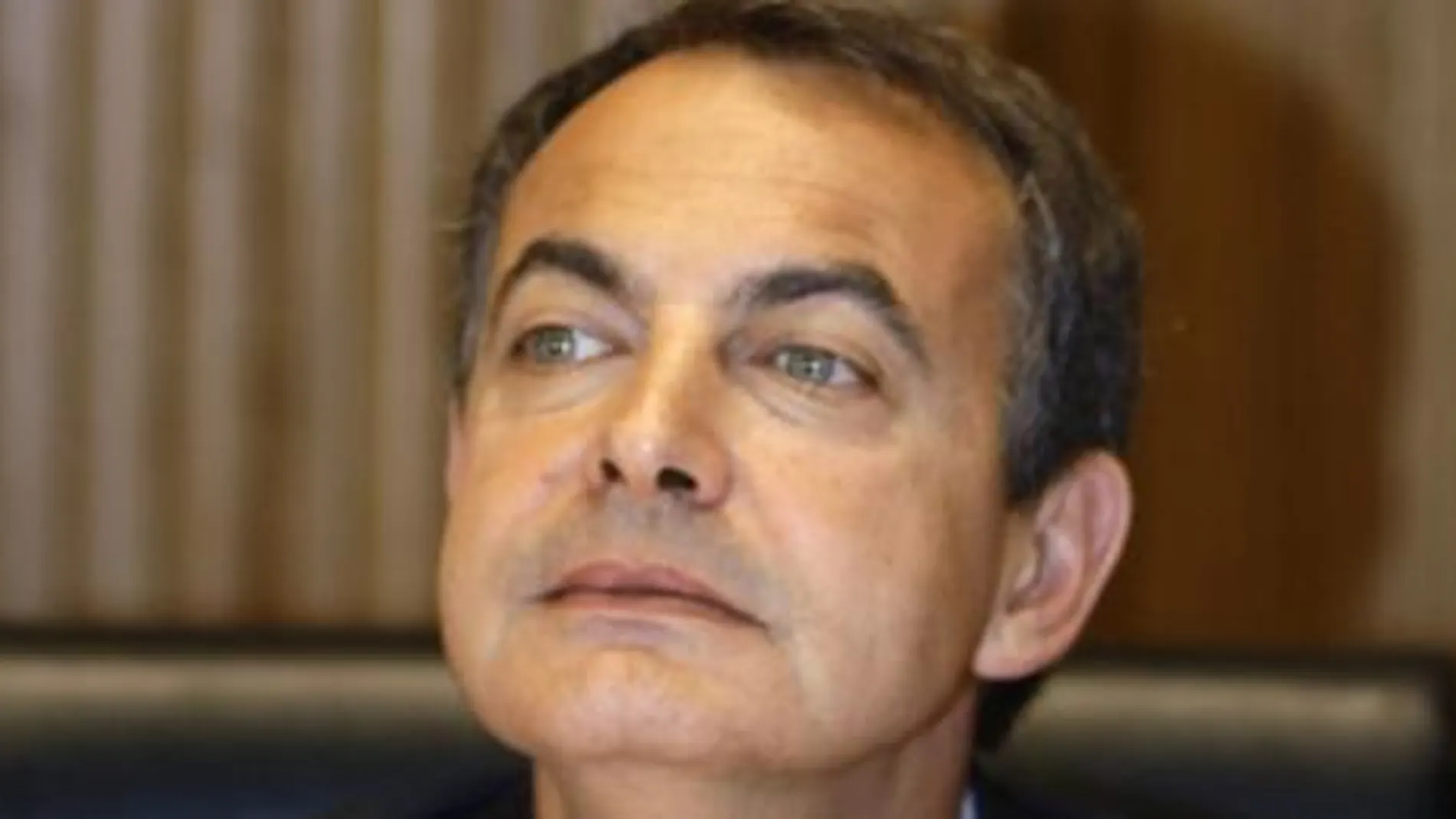 Zapatero dice que irá mañana en Falcon a Barcelona y rehúsa pronunciarse sobre la polémica de los escoltas por seguridad