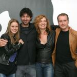 Los actores Manuela Vellés (i), Ana Wagener (2d) y Fernando Cayo (d), posan junto al director de cine Miguel Ángel Vivas (2i), durante la presentación de la película "Secuestrados"en el Festival de Cine de Sitges,