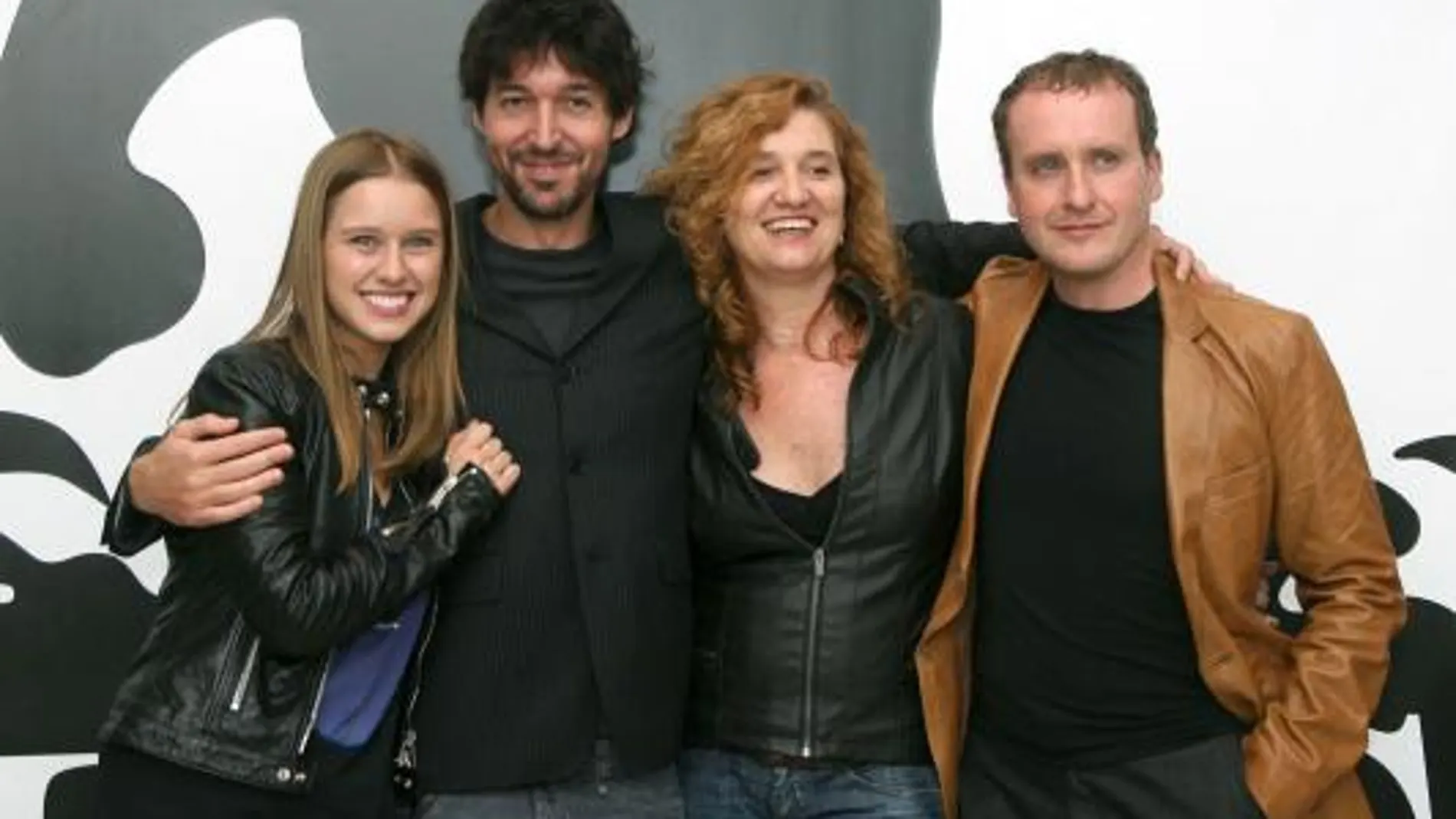 Los actores Manuela Vellés (i), Ana Wagener (2d) y Fernando Cayo (d), posan junto al director de cine Miguel Ángel Vivas (2i), durante la presentación de la película "Secuestrados"en el Festival de Cine de Sitges,