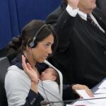 Una eurodiputada acude al pleno con su bebé para defender los derechos de las mujeres