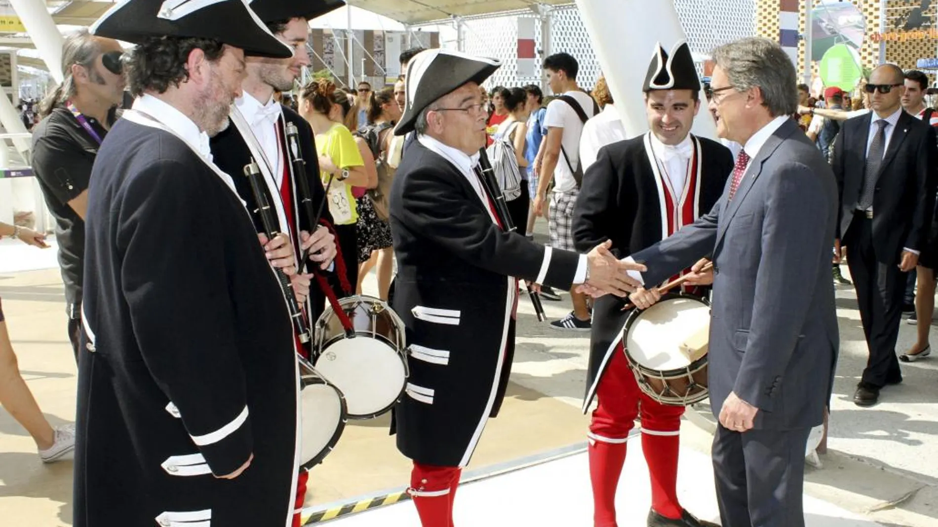 Artur Mas saluda a los integrantes de la banda de "txistularis"del Ayuntamiento de Pamplona, a su llegada al pabellón de España, en la Exposición Universal de Milán
