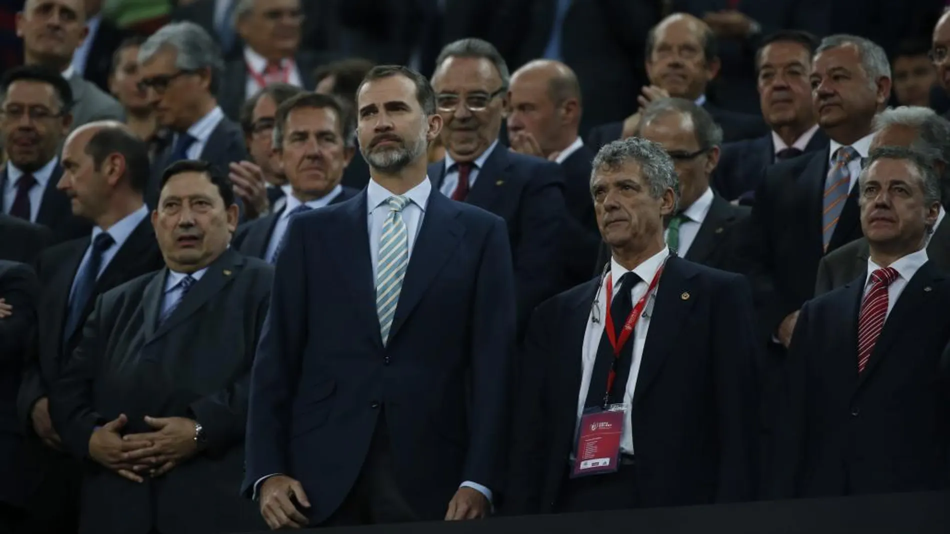El Rey Felipedurante la interpretación del himno.