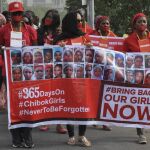 Nigerianos se manifiestan durante el primer aniversario del secuestro de un grupo de niñas en una escuela de Chibok, en Abuja (Nigeria)