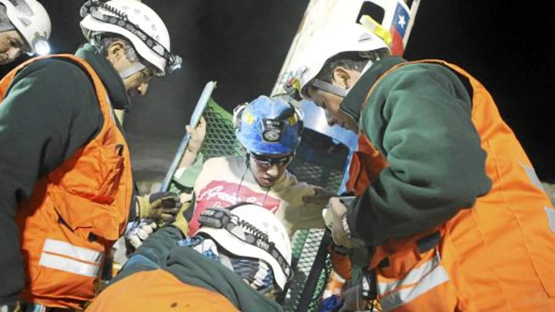 Jimmy Sánchez, el quinto minero rescatado, es ayudado a salir de la cápsula «Fénix 2»