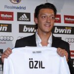 Ozil muestra su camiseta, aún sin dorsal, durante su presentación
