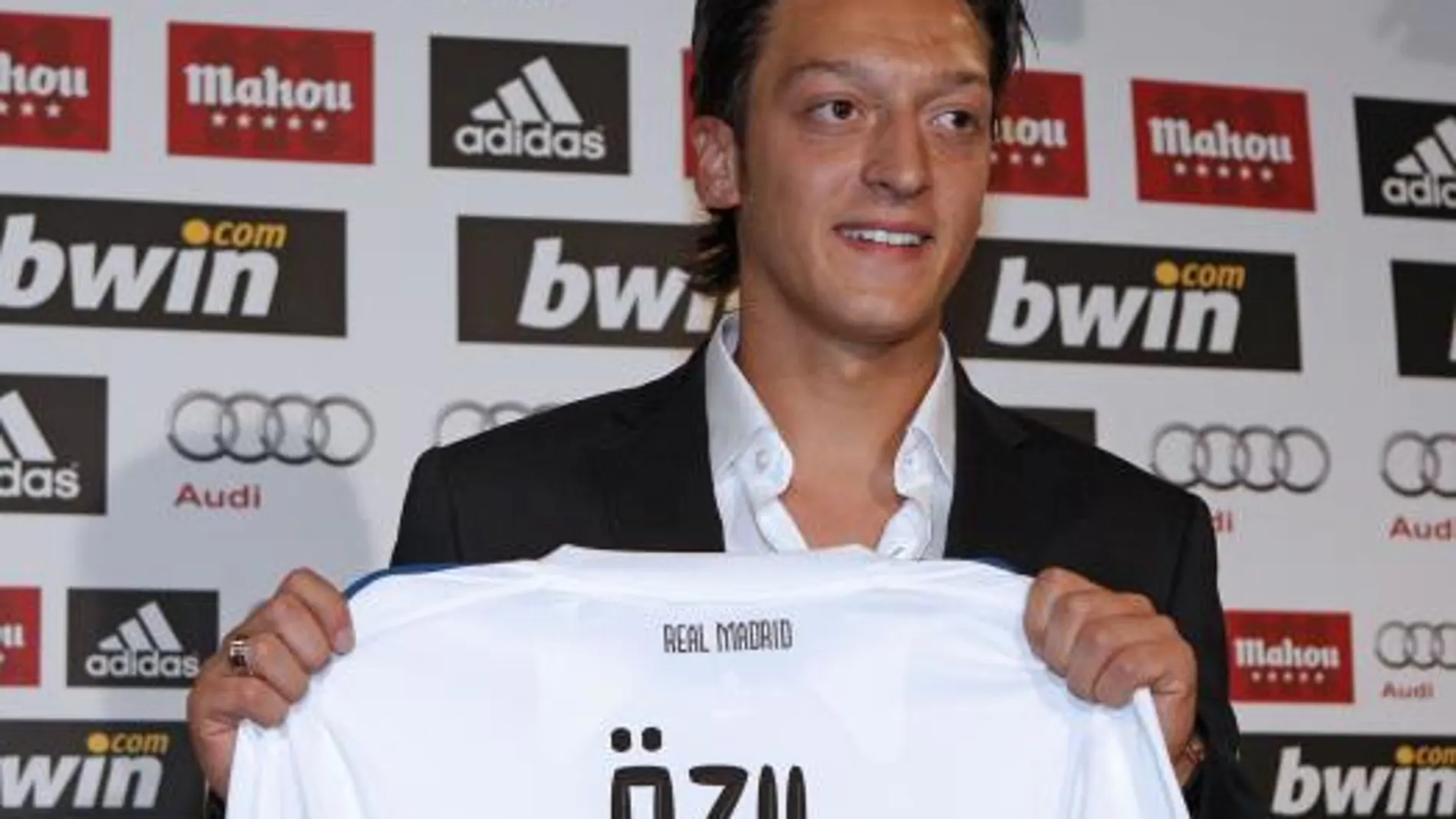 Ozil muestra su camiseta, aún sin dorsal, durante su presentación