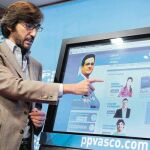 El secretario general del PP vasco, Iñaki Oyarzábal, muestra la web del partido