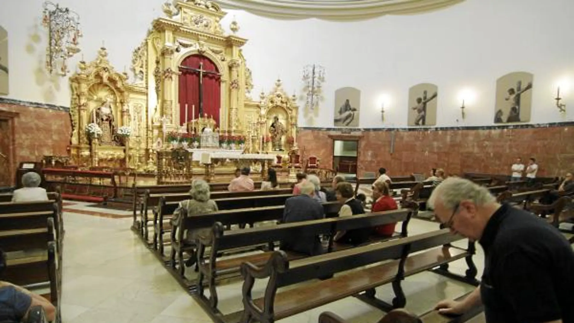 Una gran cruz y una cortina de damasco suplieron el vacío de la talla de Juan de Mesa en la basílica de San Lorenzo