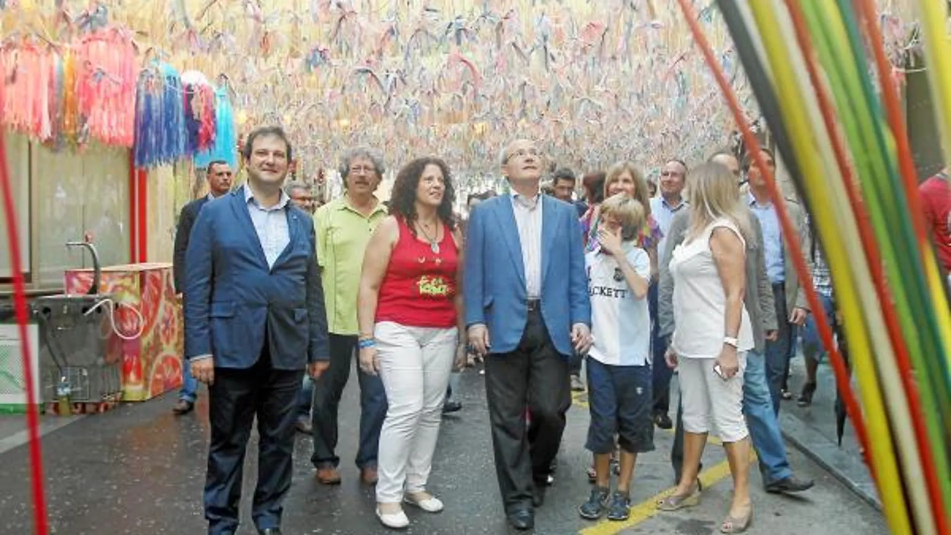 El presidente Montilla junto a su familia y el alcalde Hereu, ayer en el barrio de Gràcia de Barcelona