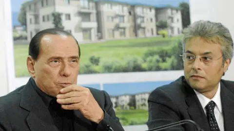 Silvio Berlusconi, durante su visita ayer a la localidad de L¿Aquila
