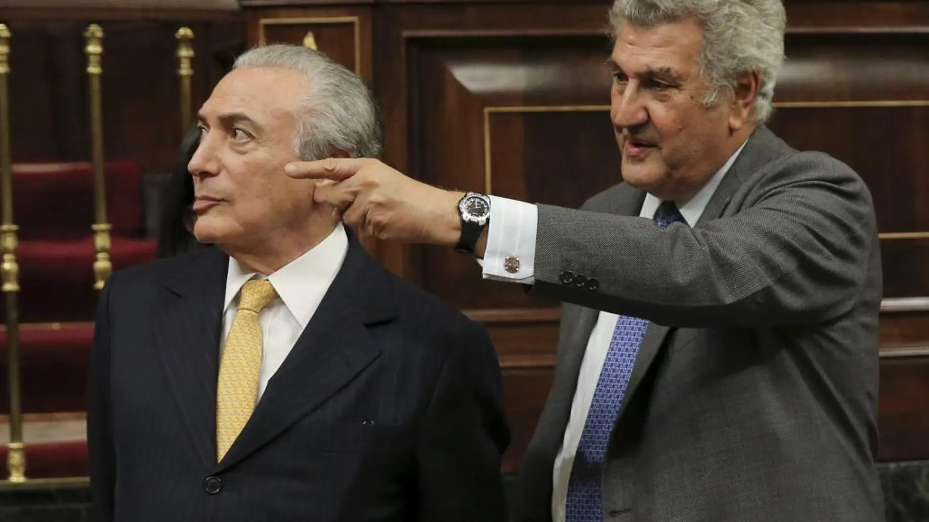 El vicepresidente de Brasil, Michel Temer (i), escucha las explicaciones del presidente del Congreso, Jesús Posada (d), sobre el hemiciclo durante la reunión que han mantenido