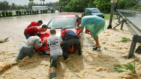 Las lluvias arrastraron los coches en Altafulla