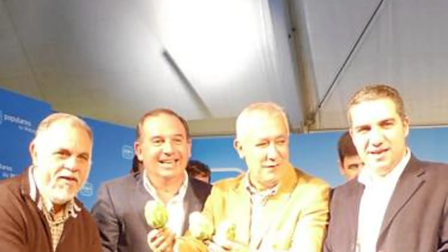 El presidente del PP-A, Javier Arenas, presentó ayer a los candidatos de su partido en la comarca de la Axarquía