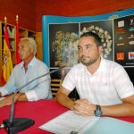 El concejal de Festejos del Ayuntamiento de Murcia, Rafael Gómez (derecha) antes de dar a conocer todos los detalles de la próxima feria del Ganado