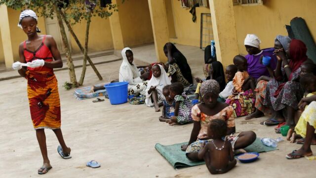 Un grupo de mujeres y niños, que forma parte de las rescatadas del secuestro de Boko Haram