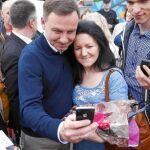 El nuevo presidente polaco, Andrzej Duda, posa junto a una mujer en Varsovia