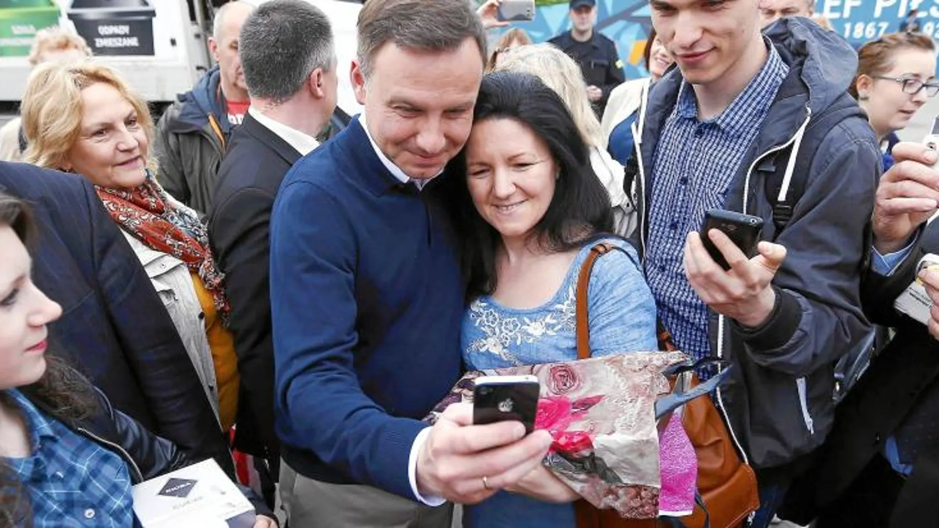 El nuevo presidente polaco, Andrzej Duda, posa junto a una mujer en Varsovia