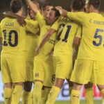 El centrocampista del Villarreal CF, Santi Cazorla (c), celebra su gol, segundo de su equipo, con sus compañeros, durante el partido de ida de la fase previa de la Liga Europa que juegan contra el equipo bielorruso Dnepr Mogilev