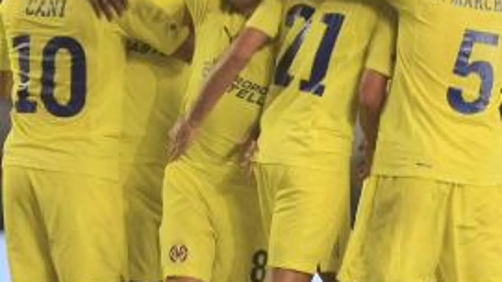 El centrocampista del Villarreal CF, Santi Cazorla (c), celebra su gol, segundo de su equipo, con sus compañeros, durante el partido de ida de la fase previa de la Liga Europa que juegan contra el equipo bielorruso Dnepr Mogilev