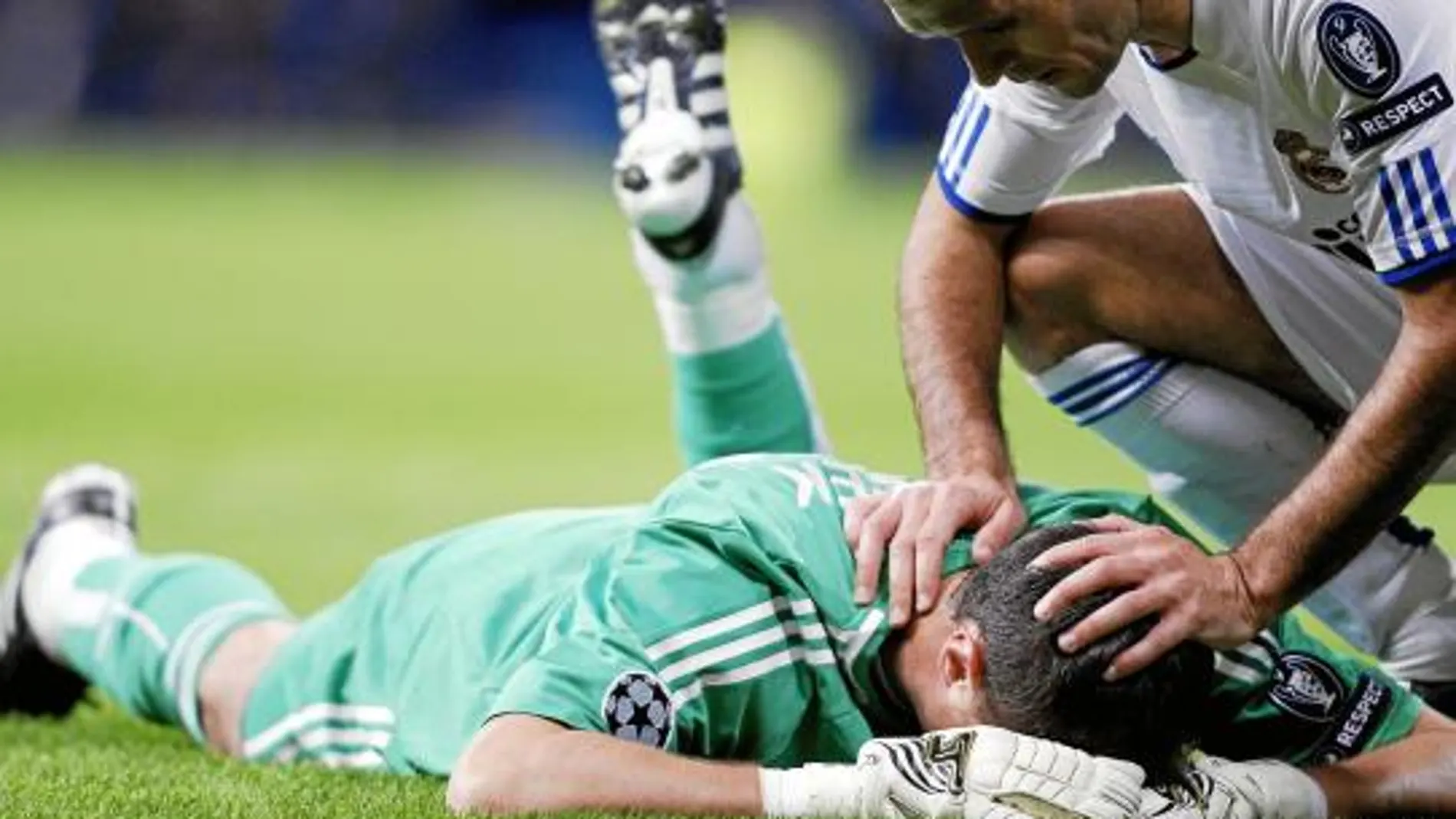 Carvalho acude a preocuparse por el estado de Dudek, que se fracturó la mandíbula y será operado