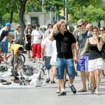 Unos «manteros» exponen su mercancia en pleno centro de Barcelona