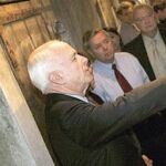 John McCain visita «Hanoi Hilton» el lúgubre escenario de su cautiverio