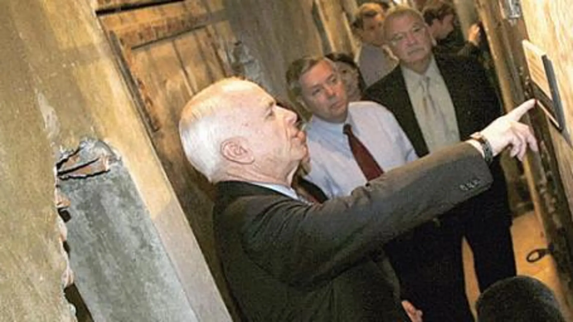 John McCain visita «Hanoi Hilton» el lúgubre escenario de su cautiverio