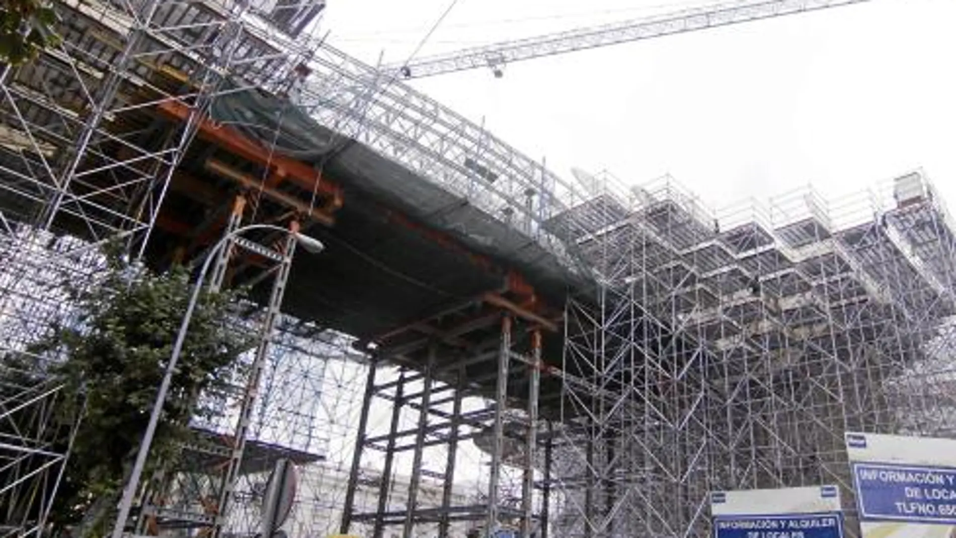 La estructura del Metropol Parasol se recorta ya en la Encarnación, aunque las maderas siguen ausentes