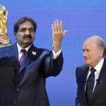 El presidente de la FIFA (dcha.) con el emir de Qatar