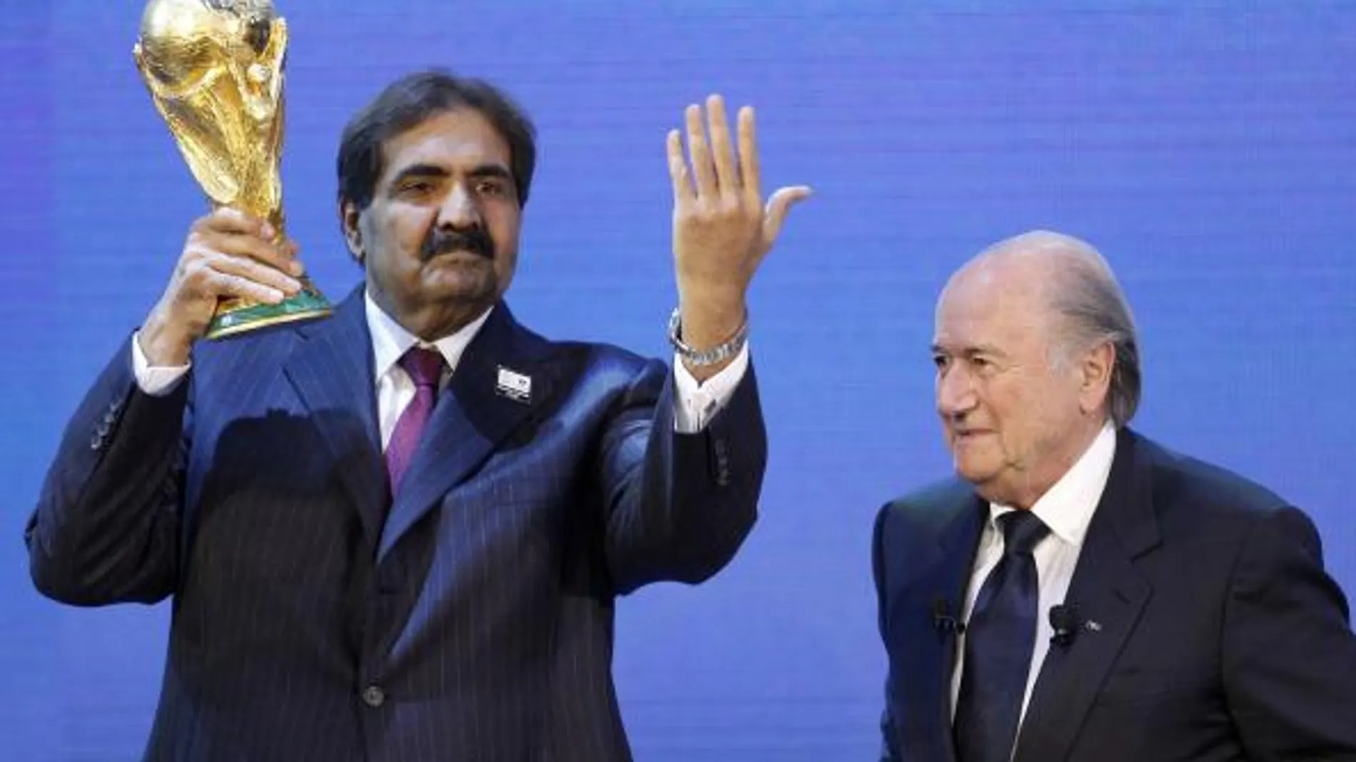 El presidente de la FIFA (dcha.) con el emir de Qatar