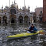 Venecia trabaja a contrareloj para protegerse de la marea alta