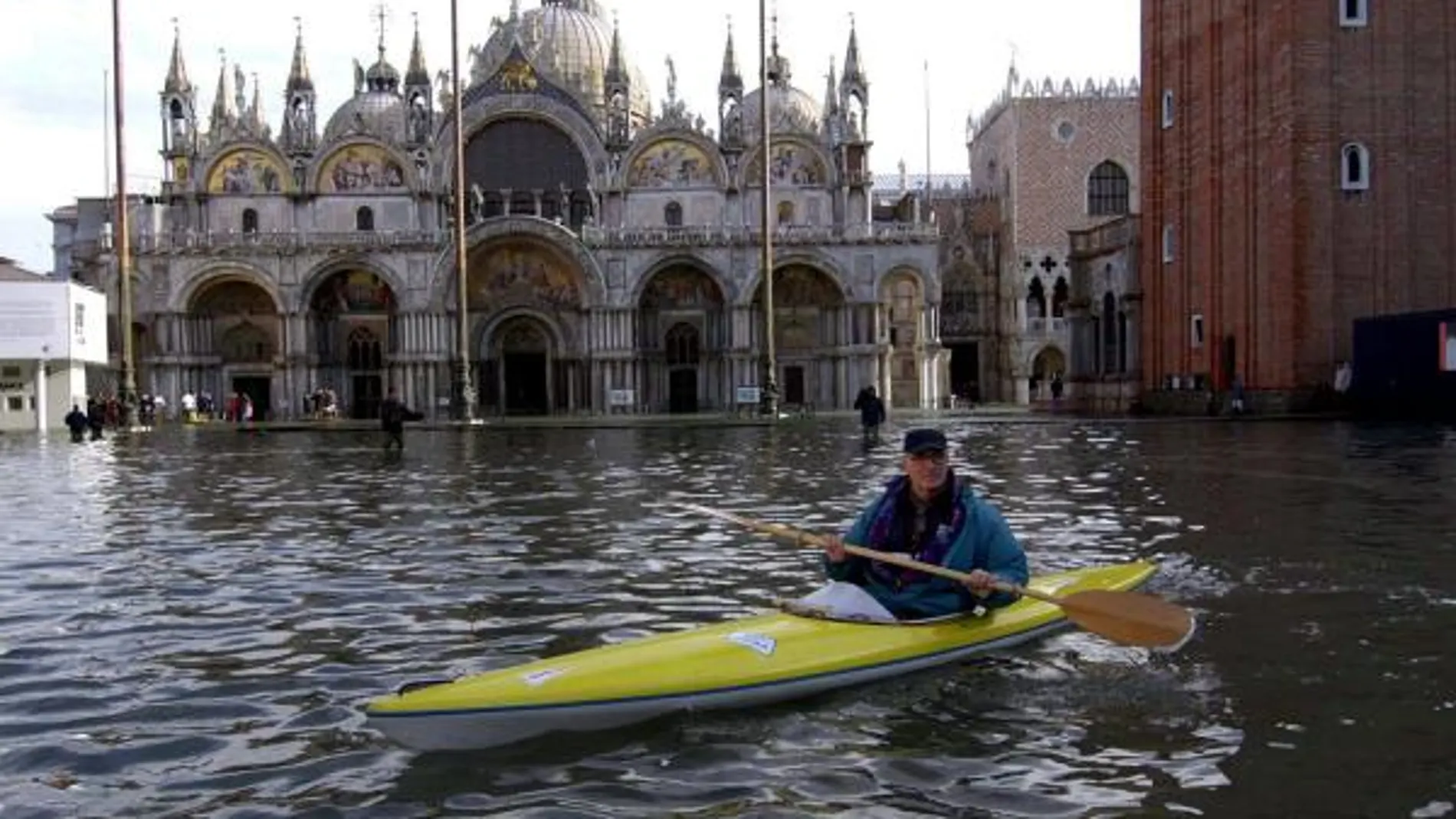 Venecia trabaja a contrareloj para protegerse de la marea alta