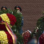 Angela Merkel y Putin colocan flores en la tumba del soldado desconocido en Moscú