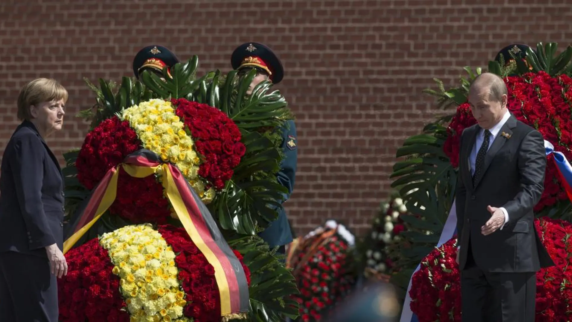 Angela Merkel y Putin colocan flores en la tumba del soldado desconocido en Moscú