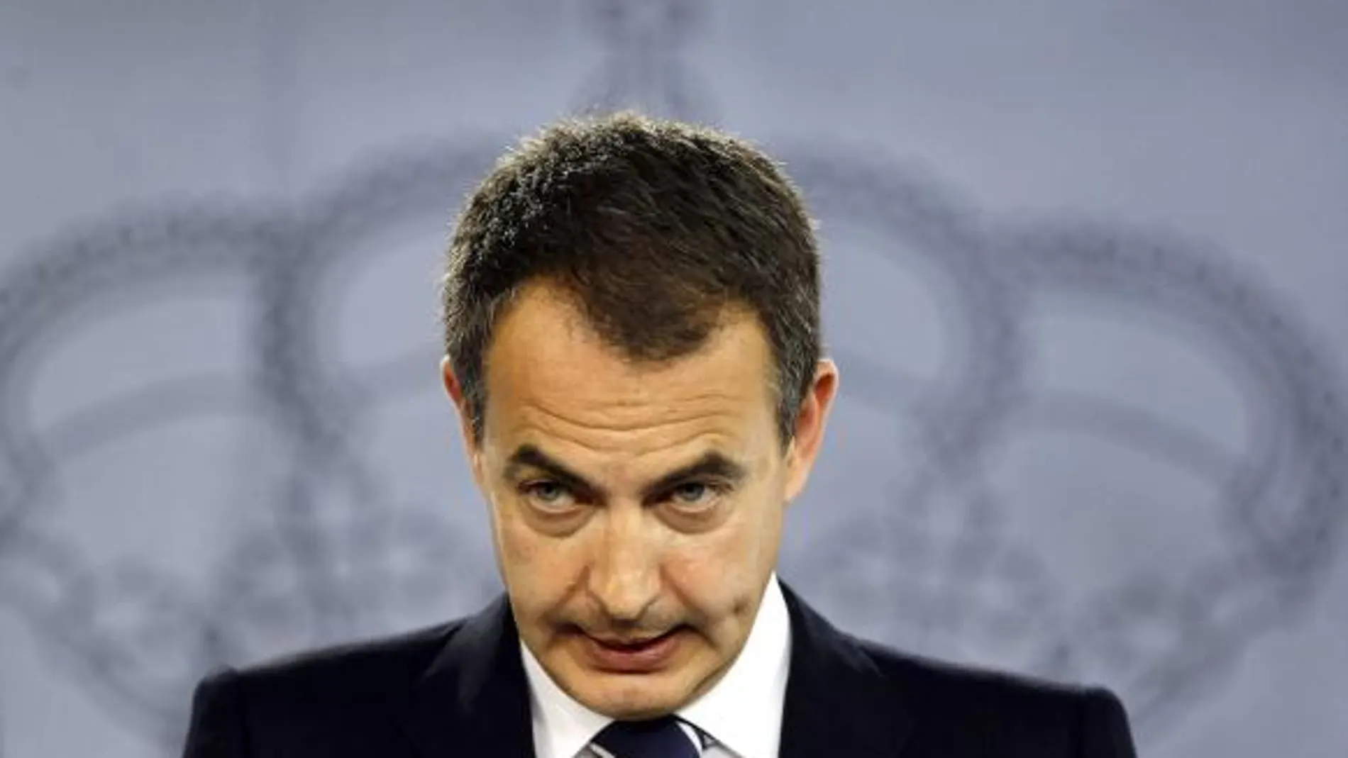 Zapatero, pese a la crisis, conserva el número de ministerios de su anterior Gobierno