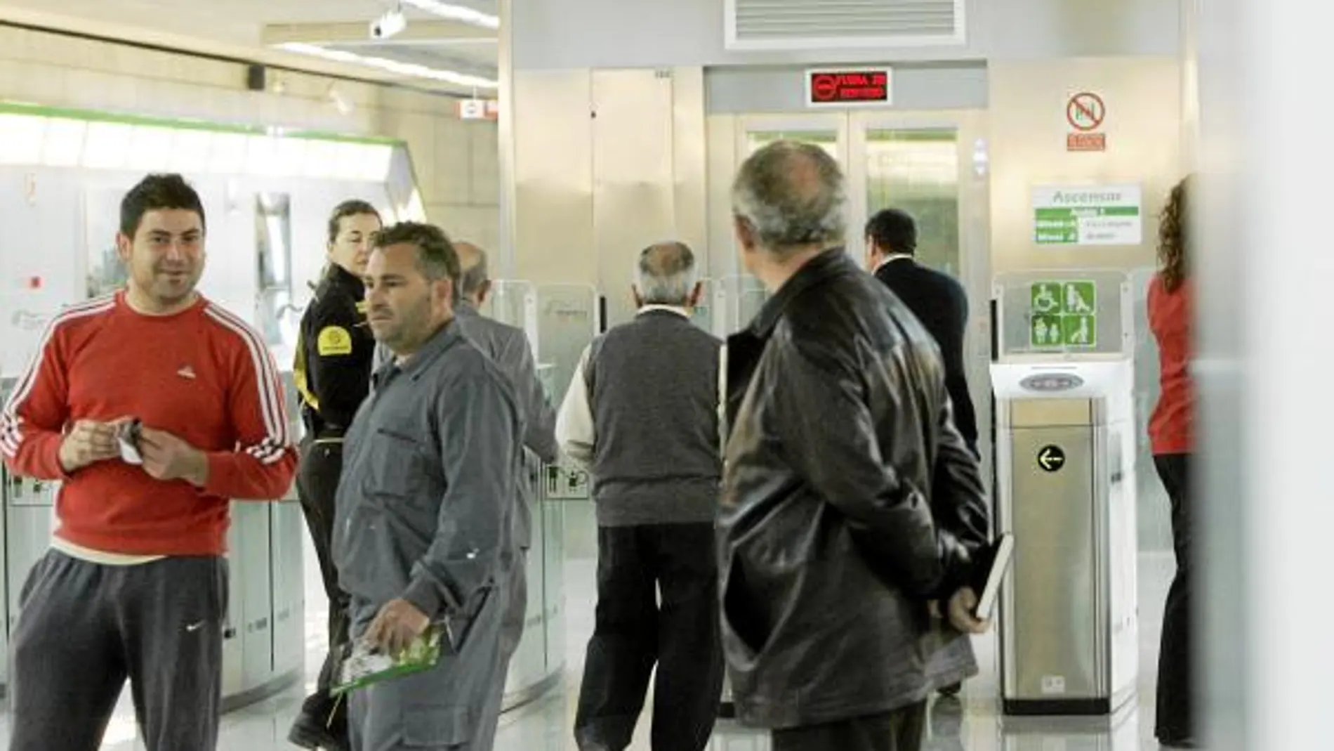 En algunas estaciones se produjeron fallos, como en la del Prado, donde el ascensor quedó sin servicio