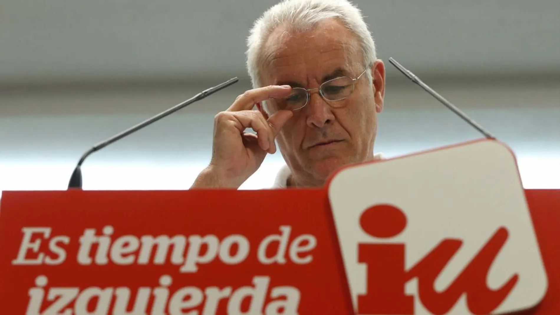 El líder de IU, Cayo Lara, durante la rueda de prensa que ha ofrecido tras la reunión de la dirección