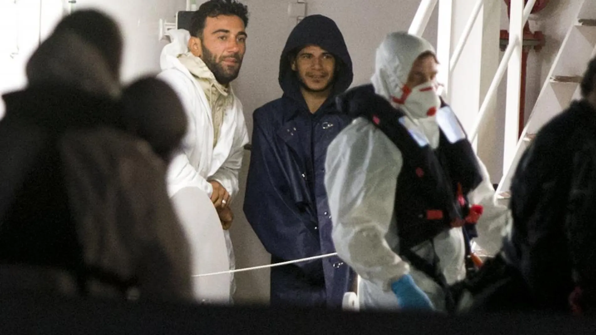 Mohammed Ali Malek, izquieda, y Mahmud Bikhit, capitán y tripulante, supervivientes de la tragedia
